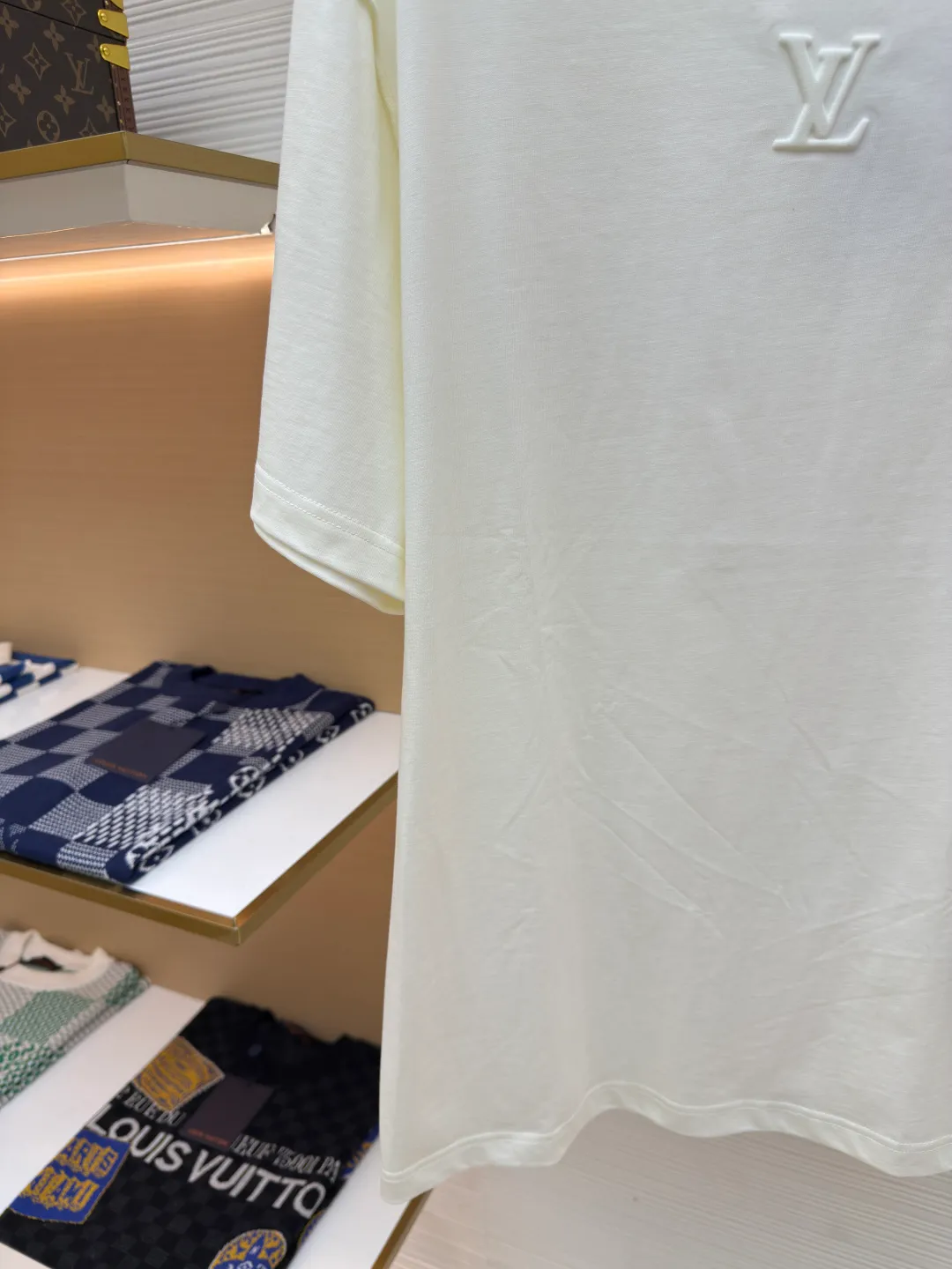 LOUISVUITTON embossed small label T-shirt ●Authentic product: Purchased and developed by 5450 ●Item number: 1680102-A00 ●Fabric: pure cotton fabric ●Technology: embossed production ●Version: fitted version ●Weight: about 335 grams ●Size: XS-S-M-L ●Description: Fabric is 40S/2 Double-strand smooth cotton plain weave, dust-free wool processing; matching 40s single-strand combed cotton, 280g cylindrical machine rib. The front panel is stamped and filled. After low-temperature stamping with a steel stamp, the inside is filled with foam cotton. The bottom surface is directly sealed with low-temperature hot melt glue at 80 degrees Celsius. The integrated machine operation makes the relief pattern three-dimensional and full and stylish. High-quality products require natural and beautiful products. The overall wiring is straight and delicate, the fabric is comfortable and soft, and the color is consistent without color difference. It can be matched with the same style to create a fashionable look and control various occasions. Customized accessories, complete with three standards, same style for men and women!